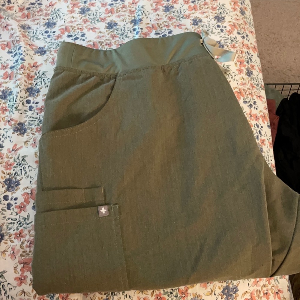 Figs Kade cargo scrub pants-limited edition color!
